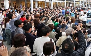 県知事選候補者の演説に大勢の有権者らが集まった＝１６日午後、ＪＲ明石駅前（画像の一部を加工しています）