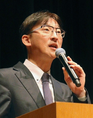 便秘と下痢について語る新﨑信一郎主任教授＝神戸市中央区東川崎町１