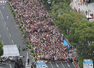 「神戸マラソン２０２４」の号砲を待つランナーたち＝１７日午前、神戸市中央区のフラワーロード（撮影・三浦拓也）