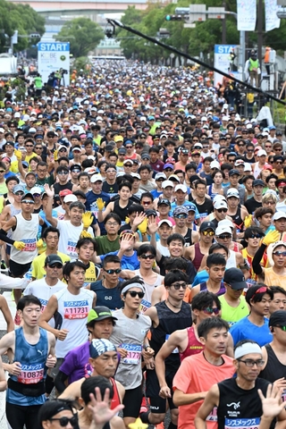 スタートとともに神戸市役所の前を駆け抜けるランナーたち＝１７日午前、神戸市中央区加納町６（撮影・風斗雅博） 
