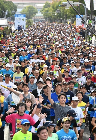 スタートとともに神戸市役所の前を駆け抜けるランナーたち＝１７日午前、神戸市中央区加納町６（撮影・風斗雅博）