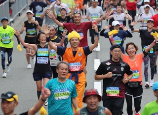 続々とゴールするランナーたち＝１７日午後、神戸市中央区（撮影・辰巳直之）