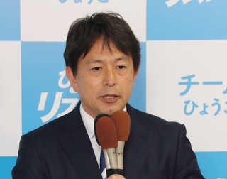 落選が確実となり、支援者にあいさつする清水貴之氏＝１７日午後、神戸市中央区