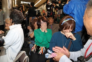 再選確実の報に、喜びを爆発させる斎藤元彦氏の支持者ら＝１７日午後、神戸市中央区