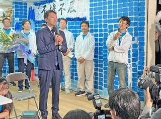 有権者の前で当選の喜びを語る斎藤元彦氏＝１７日午後、神戸市中央区