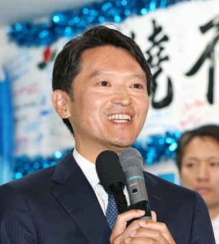 当選確実の報を受け、支持者らを前に笑顔を見せる斎藤元彦氏＝１７日午後、神戸市中央区