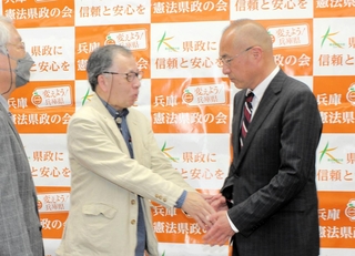 長期間の選挙戦を支えてくれた支援者に挨拶する大沢芳清氏（右）＝１７日午後、神戸市兵庫区