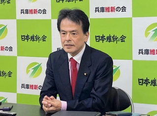 兵庫県知事選の開票結果を受け、記者会見に臨む兵庫維新の会代表の片山大介参院議員＝18日午前、神戸市中央区北長狭通４