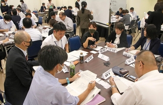 仮想の殺人事件を題材に遺族の支援について話し合う自治体職員ら＝兵庫県中央労働センター