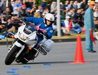 バイクを傾けてコースを進む兵庫県警代表の隊員（交通機動隊提供）