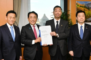 赤沢亮正防災庁設置準備担当相（左から２人目）に要望書を手渡す三木市の仲田一彦市長（同３人目）ら＝東京都千代田区