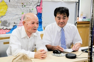 中学生たちとオンライン会議で語り合う山下幸雄さん（左）、文生さん＝豊岡市但東町