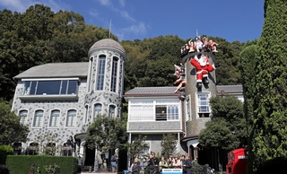 恒例となった世相サンタクロースが登場した神戸北野の異人館「うろこの家」＝２０日午前、神戸市中央区北野町２