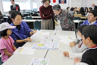ゲームを使ったワークショップでネットトラブルについて学ぶ小学生ら＝神戸市中央区