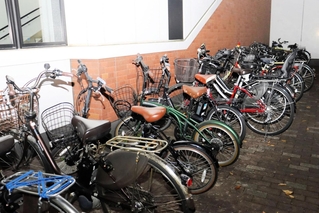 駅の外壁に向かって駐輪されている自転車＝11月12日、神戸市灘区灘北通１０