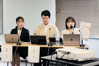 県人寮の女子受け入れについて調査、発表した東大学生団体の川崎莉音さん（右）ら＝東京都内