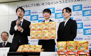 ブルボンとコラボした「しゃりもにグミ」について説明する神戸学院大の学生ら＝兵庫県庁