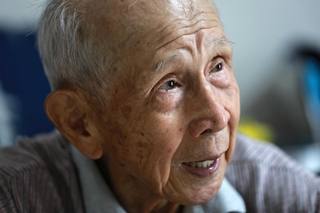 青春時代を過ごした広島に、戦後５０年まで足を運べなかった葛下友和さん。「あの時の風景をどうしても思い出してしまうからね」＝三田市内（撮影・長嶺麻子）