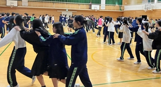 台湾の中高生とゲームで盛り上がる尼崎北高の生徒たち＝尼崎市塚口町５