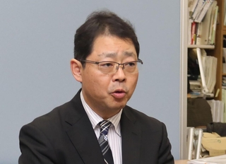 告訴した経緯などを説明する「ともにつくる兵庫みらいの会」共同世話人の津久井進弁護士＝神戸市内