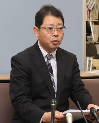 告訴した経緯などを説明する「ともにつくる兵庫みらいの会」共同世話人の津久井進弁護士＝神戸市内