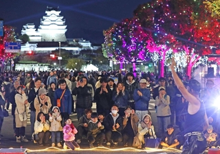ライトアップされた大手前通りの一部が歩行者天国に。大勢の人でにぎわった＝２３日夜、姫路市本町（撮影・辰巳直之）