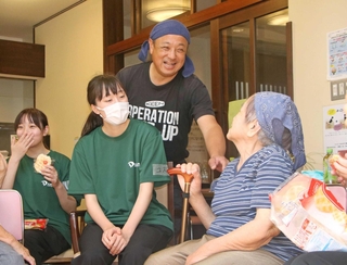 落語会が終わり、笑顔で被災者に接する吉村誠司さん＝９月、石川県輪島市二勢町、ふれあいプラザ二勢（撮影・竜門和諒）