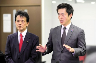 報道陣の取材に応じる日本維新の会の吉村洋文共同代表（右）と兵庫維新代表の片山大介参院議員＝２４日午前、神戸市中央区三宮町１（撮影・中西幸大）