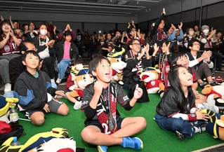 天皇杯の優勝を見届け、ガッツポーズをして喜ぶ神戸のサポーターたち＝２３日午後、兵庫区中之島２、イオンモール神戸南（撮影・風斗雅博）