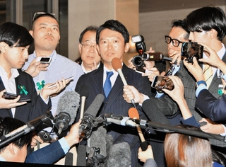 全国知事会議後、報道陣の囲み取材に応じる斎藤元彦兵庫県知事（中央）＝２５日午後、東京都内