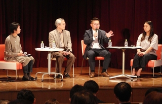 尼崎ＪＲ脱線事故と東日本大震災から得たことを語る（右から）福田裕子さん、只野哲也さん、小椋聡さんと聞き手の木村奈緒さん＝東京都千代田区、日比谷図書文化館