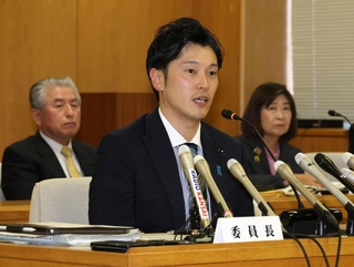 会見する百条委員会の奥谷謙一委員長（手前）＝２５日午後、神戸市中央区下山手通、兵庫県庁（撮影・笠原次郎）
