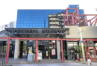 閉館方針が示された伊丹市立演劇ホール＝伊丹市伊丹２（撮影・吉田敦史）