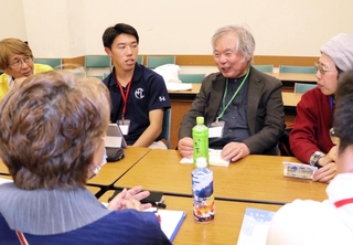 若い世代を交えて震災の伝承やボランティアのあり方について議論する神戸大名誉教授の室崎益輝さん（中央）＝神戸市北区