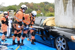 倒壊物に押しつぶされた乗用車から要救助者を救出する消防隊員＝姫路市香寺町行重