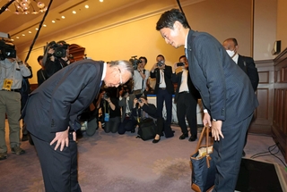 斎藤元彦知事（右）に頭を下げる谷口芳紀相生市長＝２６日午後、神戸市中央区、兵庫県公館（撮影・笠原次郎）
