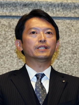 知事選でのＳＮＳ発信などについて質問に答える斎藤元彦知事＝２６日午後、神戸市中央区下山手通４、兵庫県公館（撮影・笠原次郎）