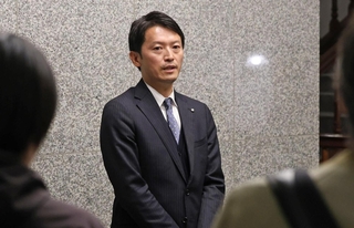 知事選でのＳＮＳ発信などについて質問に答える斎藤元彦知事＝２６日午後、神戸市中央区下山手通４、兵庫県公館（撮影・笠原次郎）