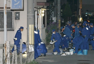 女児が刺された自宅前を調べる捜査員ら＝２００７年１０月１６日夜、加古川市別府町
