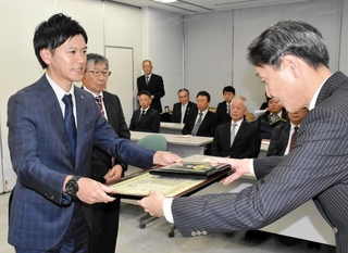 兵庫県警の村井紀之本部長から表彰状などを受け取る事業所の代表者ら＝県警本部