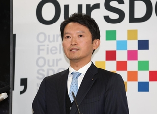 再選後初の定例会見に臨む兵庫県の斎藤元彦知事＝２７日午後、兵庫県庁