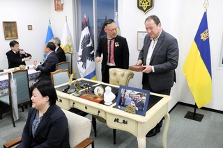 セルギー・コルスンスキー駐日ウクライナ大使（右）に名誉領事館を案内する岡部芳彦氏（右から２人目）＝神戸市中央区港島１