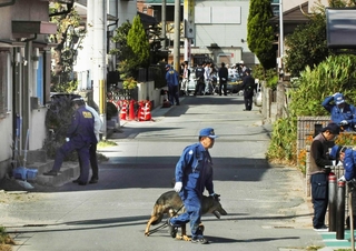 女児が倒れていた自宅玄関前（左）周辺を調べる捜査員ら＝２００７年１０月１７日、加古川市別府町