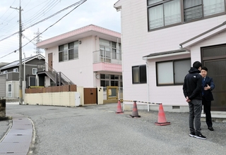 園児らがイノシシに襲われた現場付近。男児は奥の認定こども園の門を出たところを襲われた＝姫路市西今宿３