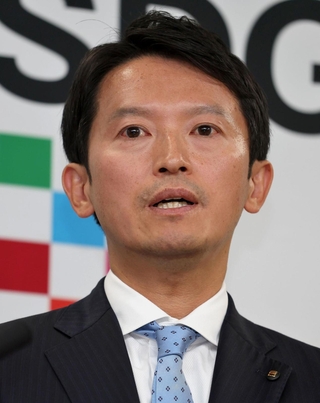 定例会見で記者の質問に答える斎藤元彦知事＝２７日午後、兵庫県庁（撮影・小林良多）