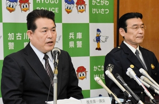 勝田州彦容疑者の逮捕について説明する兵庫県警の柱谷昌彦捜査１課長（左）＝２７日午後、加古川市平岡町新在家