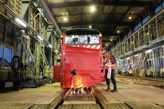 ラッセル車を点検する保線係員＝28日午前、ＪＲ豊岡駅