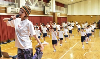 班に分かれて歌詞のアイデアを出し合う鷹匠中の生徒たち＝神戸市灘区高徳町２