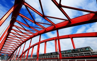 赤いアーチで神戸のシンボルとして愛される神戸大橋＝神戸市中央区