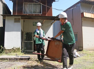 被災した建物から家具を運び出す大東文化大の学生ボランティア＝９月、石川県輪島市山岸町